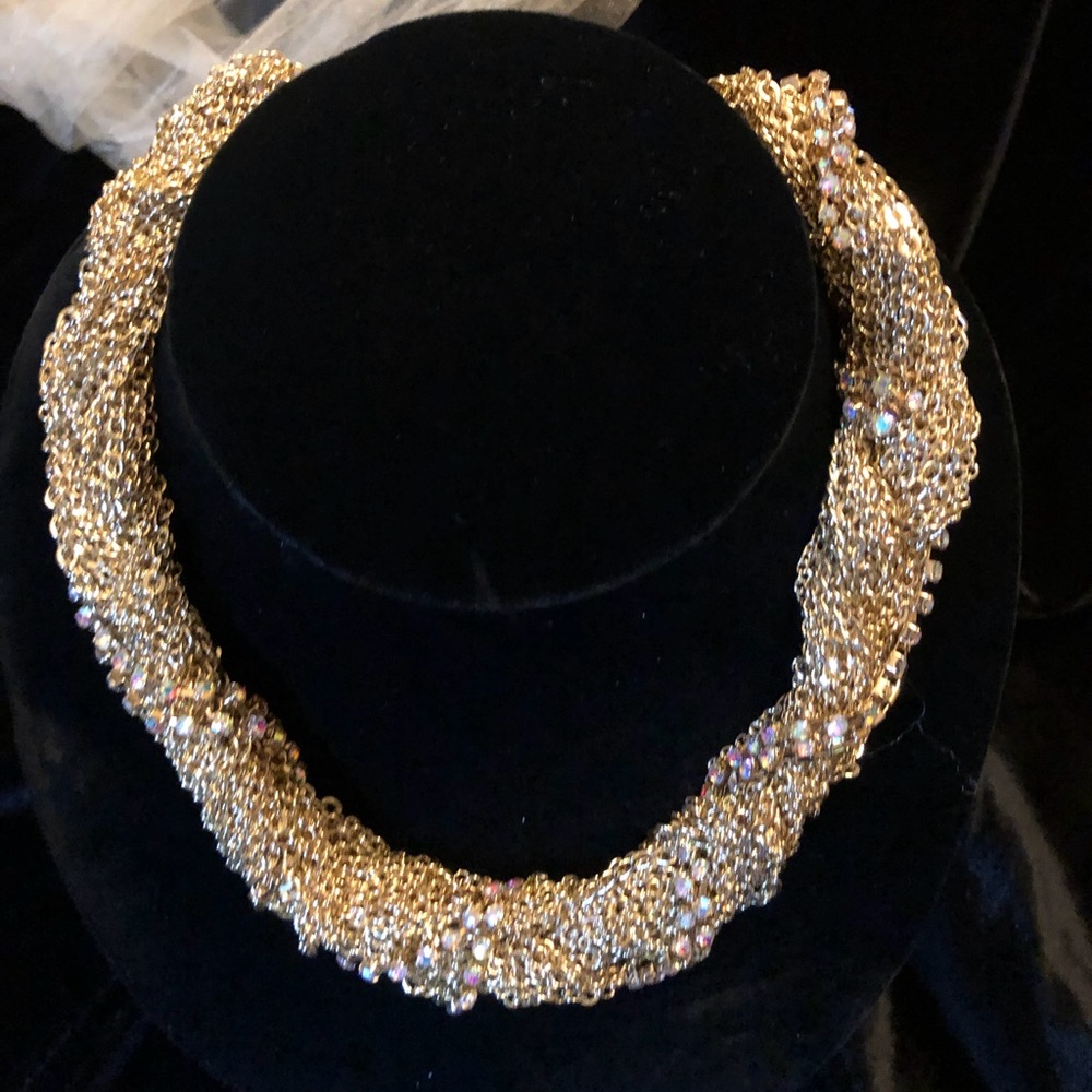 Very nice twist to this necklace